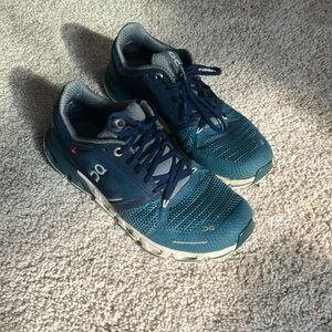 On cloud woman’s sneakers, size 7